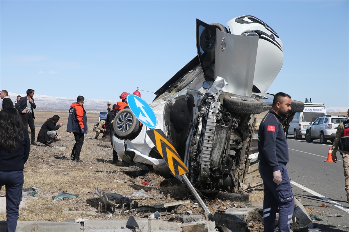 Kars'ta iki otomobilin çarpışması sonucu 1 kişi öldü, 1'i bebek 6 kişi yaralandı.