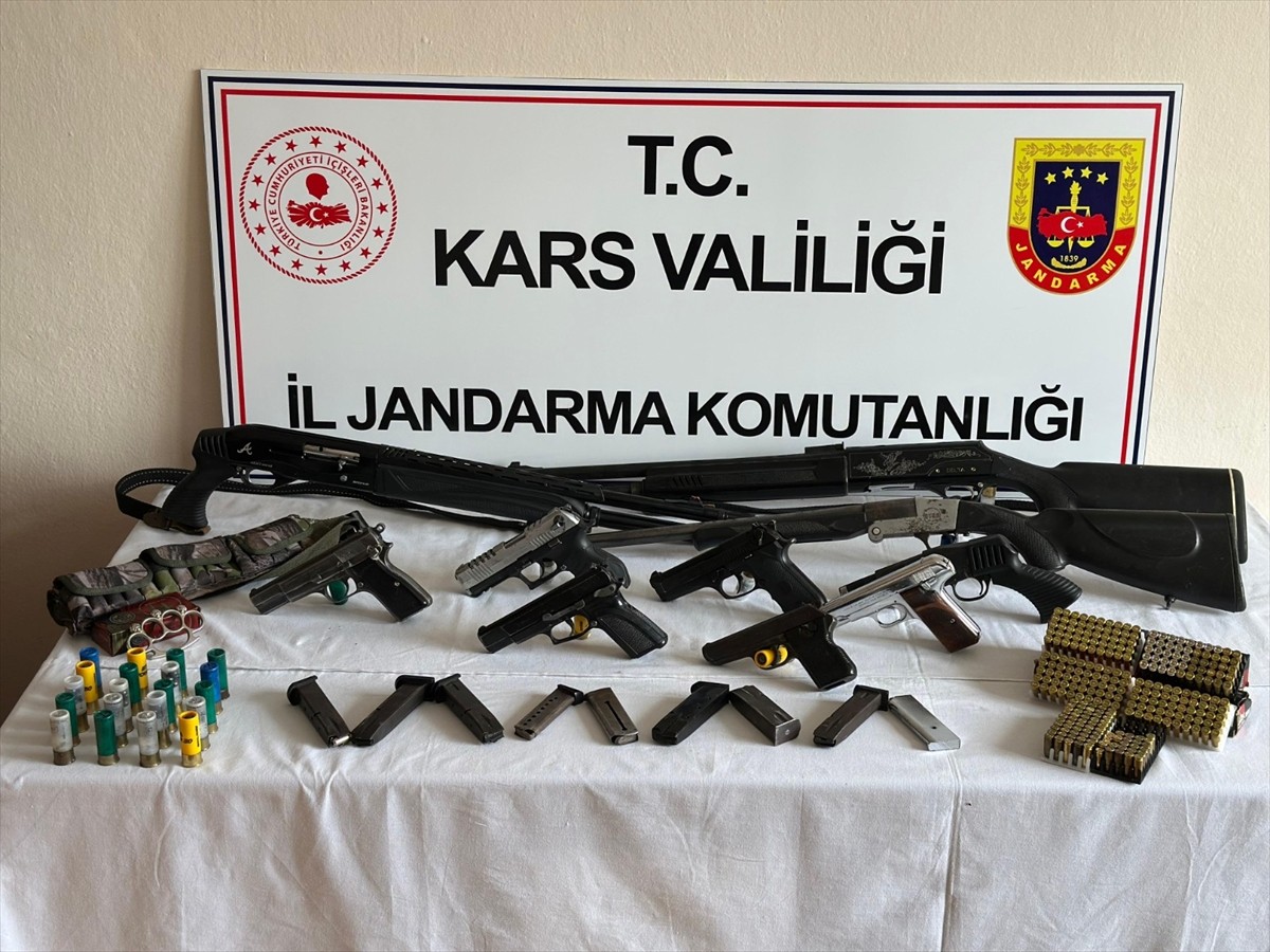 Kars İl Jandarma Komutanlığınca, aranan kişiler ve ruhsatsız silah bulunduranlara yönelik eş...