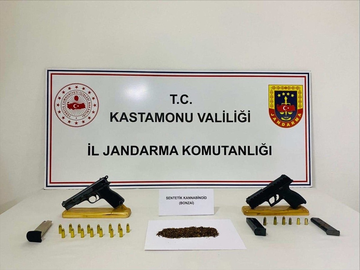 Kastamonu'da düzenlenen uyuşturucu ve kaçakçılık operasyonlarında 3 şüpheli gözaltına alındı....