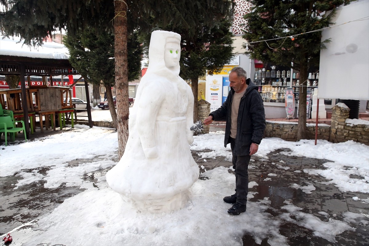 Kastamonu'nun Azdavay ilçesinde yaptığı kardan heykellerle tanınan esnaf Tacettin Kömür, bu yıl...