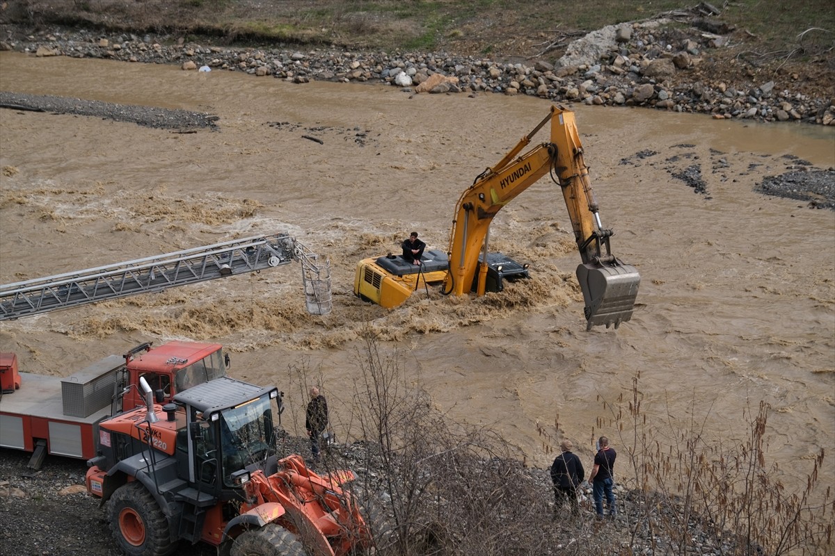 Kastamonu'nun Bozkurt ilçesinde debisi yükselen Ezine Çayı'nda mahsur kalan ekskavatör operatörü...