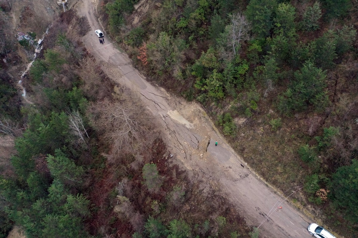 Kastamonu'nun Çatalzeytin ilçesinde karların erimesinin ardından köy yolunda çökme meydana...