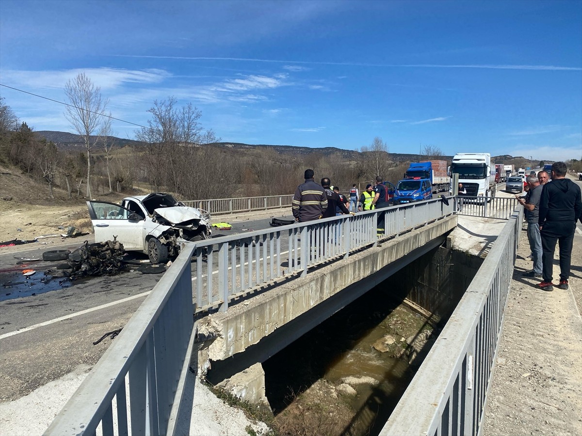 Kastamonu'nun Taşköprü ilçesinde bariyerlere çarpan otomobilin sürücüsü yaşamını...