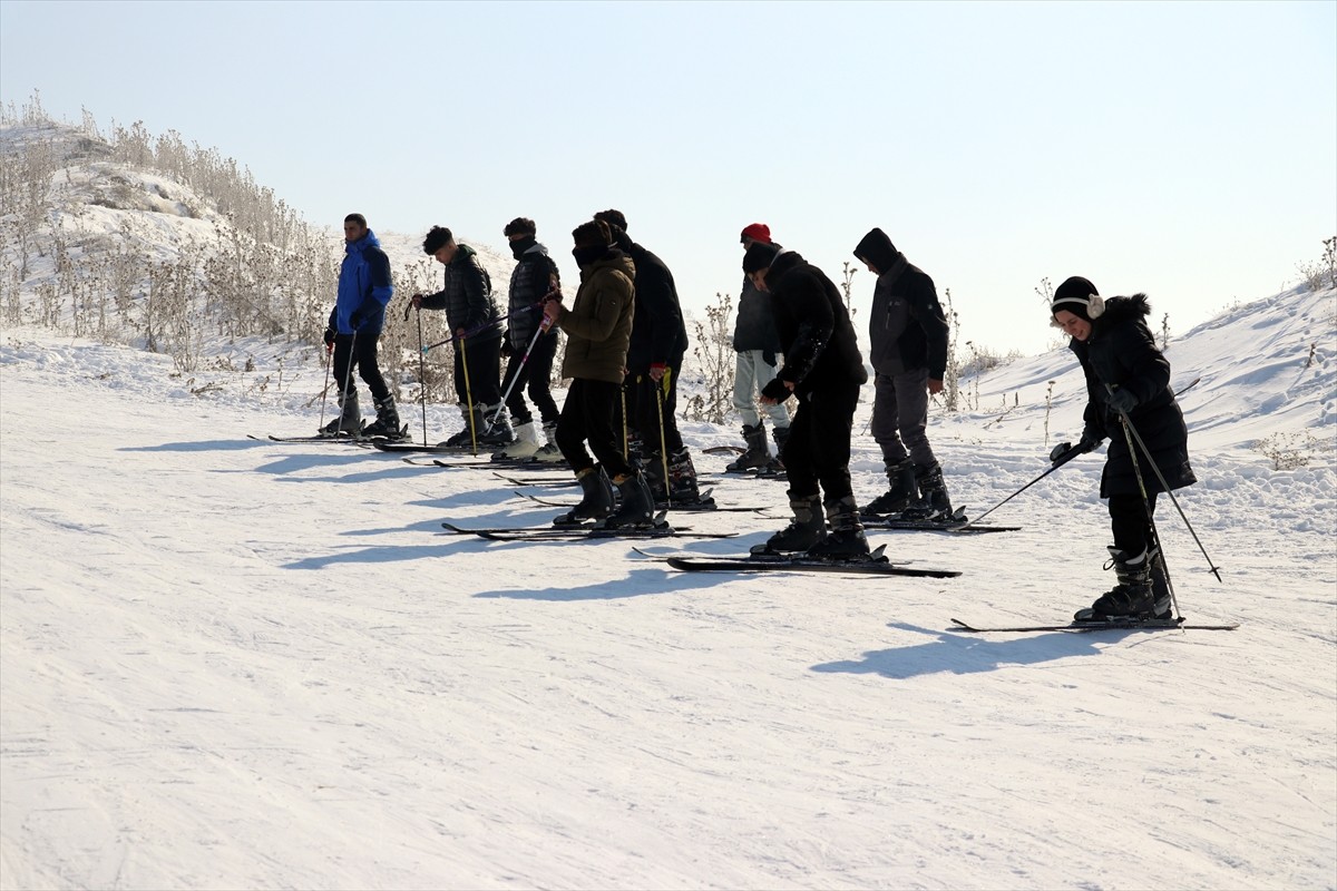 Kayak dersini şehirdeki Küpkıran Kayak Merkezi'nde işleyen Ağrı Spor Lisesi öğrencileri, pistteki...