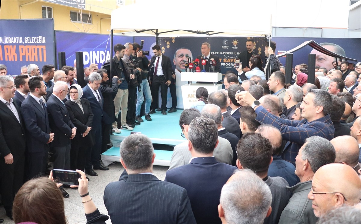 Kayseri'de AK Parti il başkanlığı binasında bayramlaşma programı düzenlendi. AK Parti...