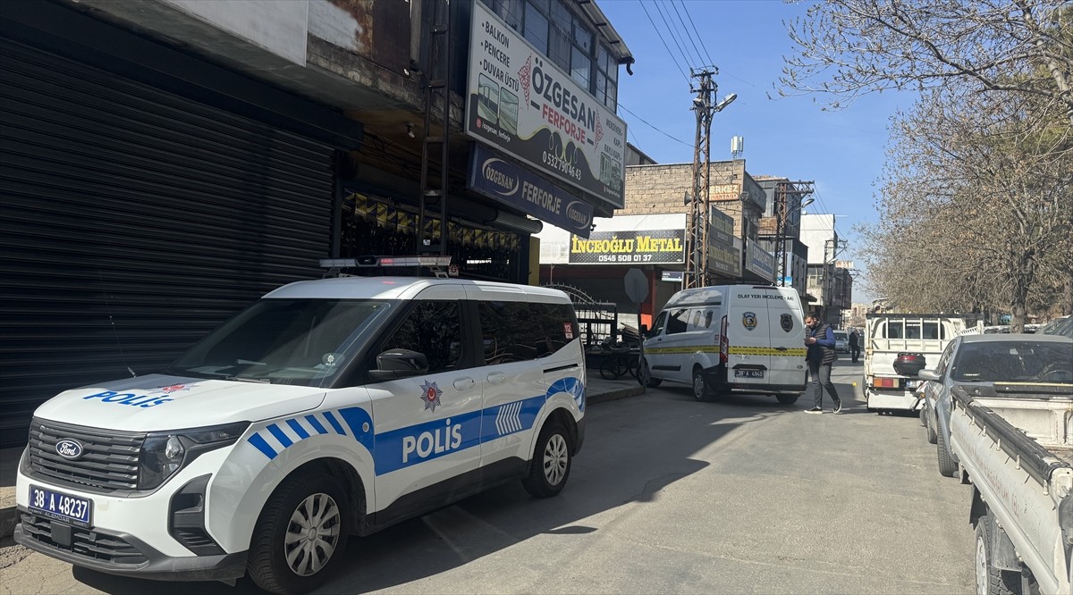 Kayseri'de eniştesi tarafından silahla yaralanan kişi hastaneye kaldırıldı. Polis ekipleri olay...