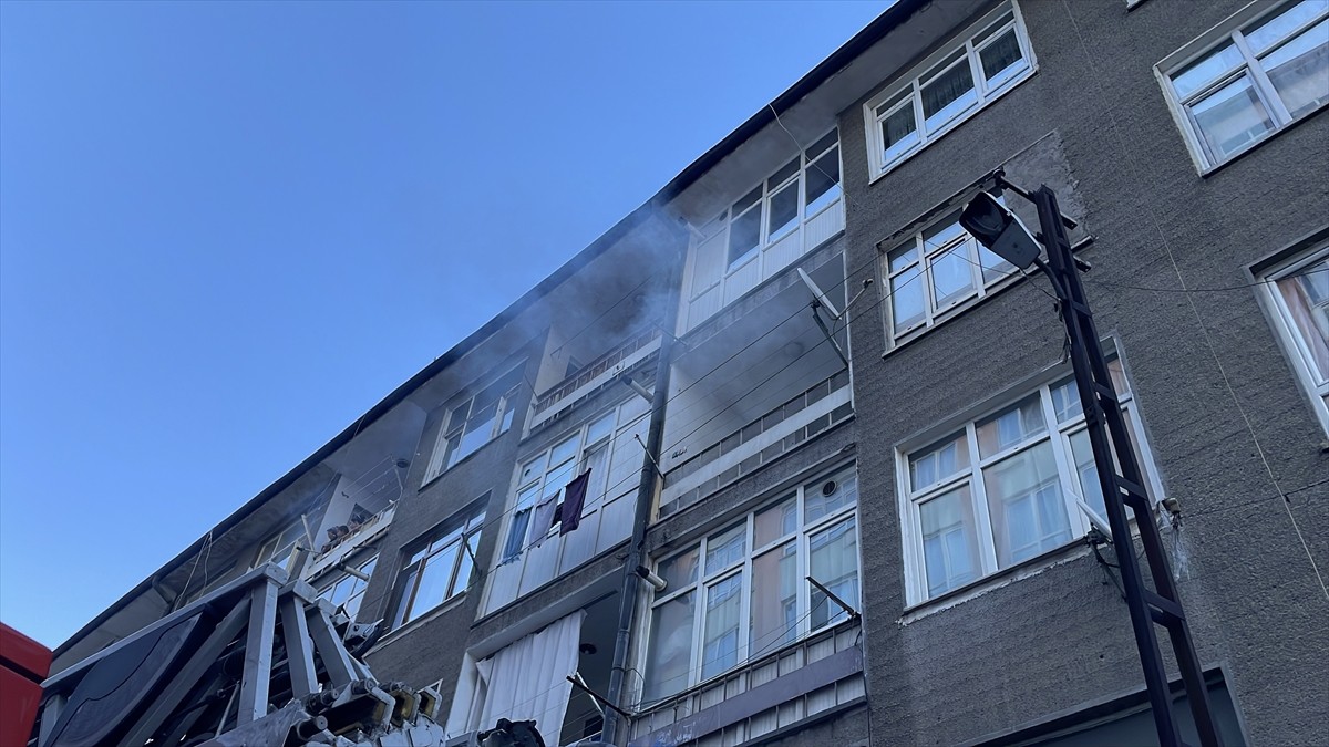 Kayseri'de psikolojik sorunları olduğu öne sürülen kişi evini yaktı.