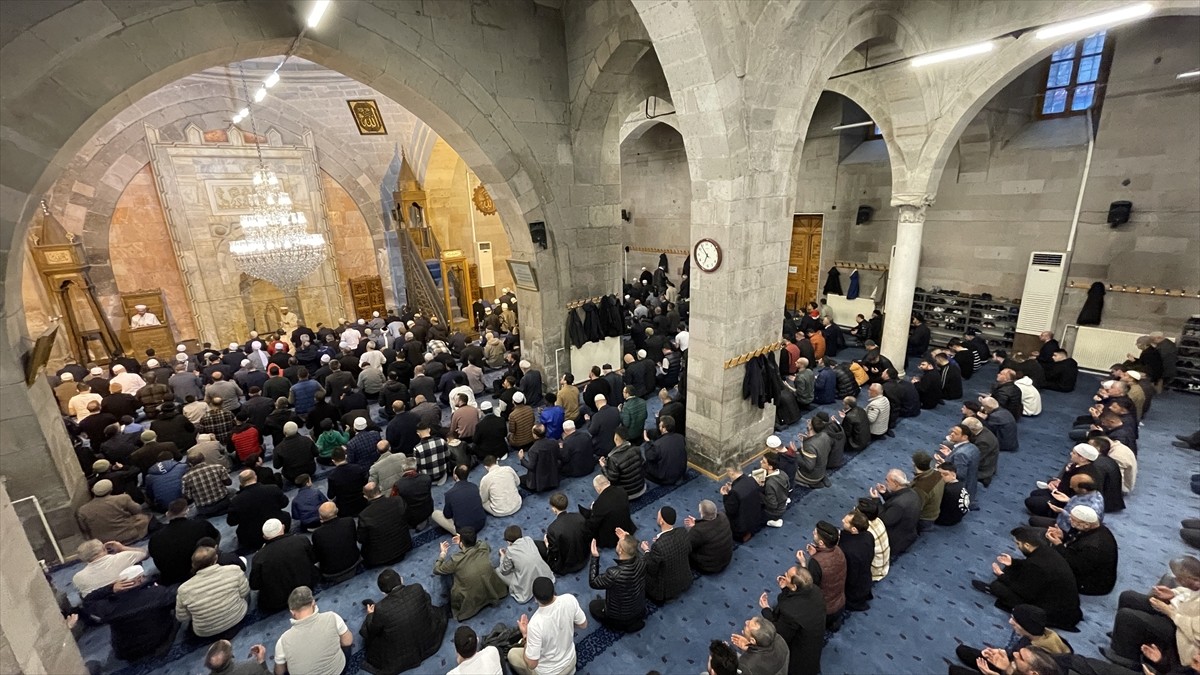 Kayseri'de, Ramazan Bayramı için namaz kılmak isteyenler camileri doldurdu. Tarihi Camii Kebir...