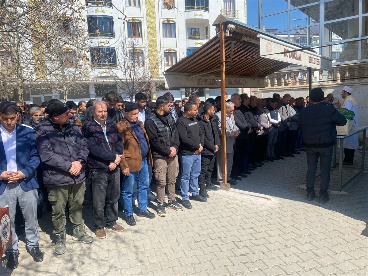 Kayseri'de tünel inşaatında kaya düşmesi sonucu hayatını kaybeden işçinin cenazesi, Elazığ'ın...