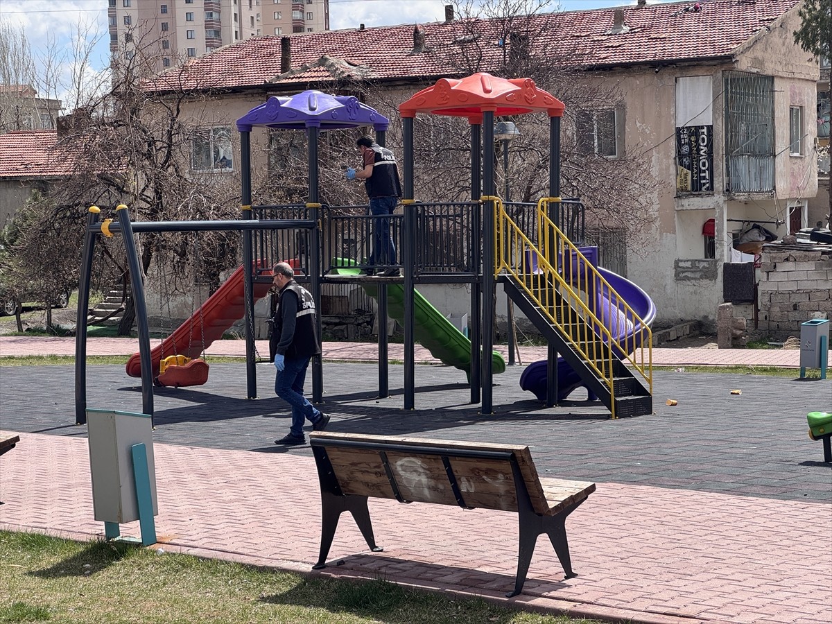 Kayseri'nin Kocasinan ilçesinde bir parkta çıkan kavgada bıçaklanan 14 yaşındaki çocuk ağır...