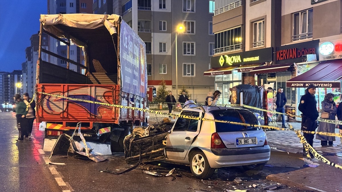 Kayseri'nin Melikgazi ilçesinde park halindeki kamyona çarpan otomobilin sürücüsü hayatını...