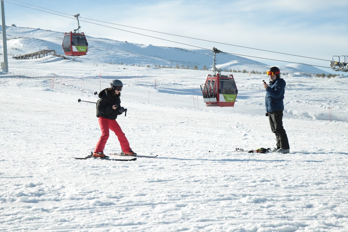 Kayseri Erciyes Kayak Merkezi'nde Ottoman bölgesinde pist dışında kayak yapan 2 kişinin kar...