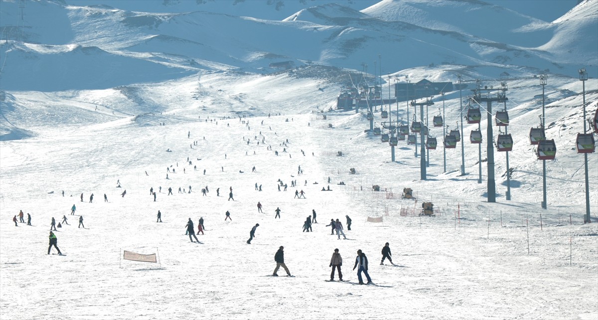 Kayseri Erciyes Kayak Merkezi'nde Ottoman bölgesinde pist dışında kayak yapan 2 kişinin kar...