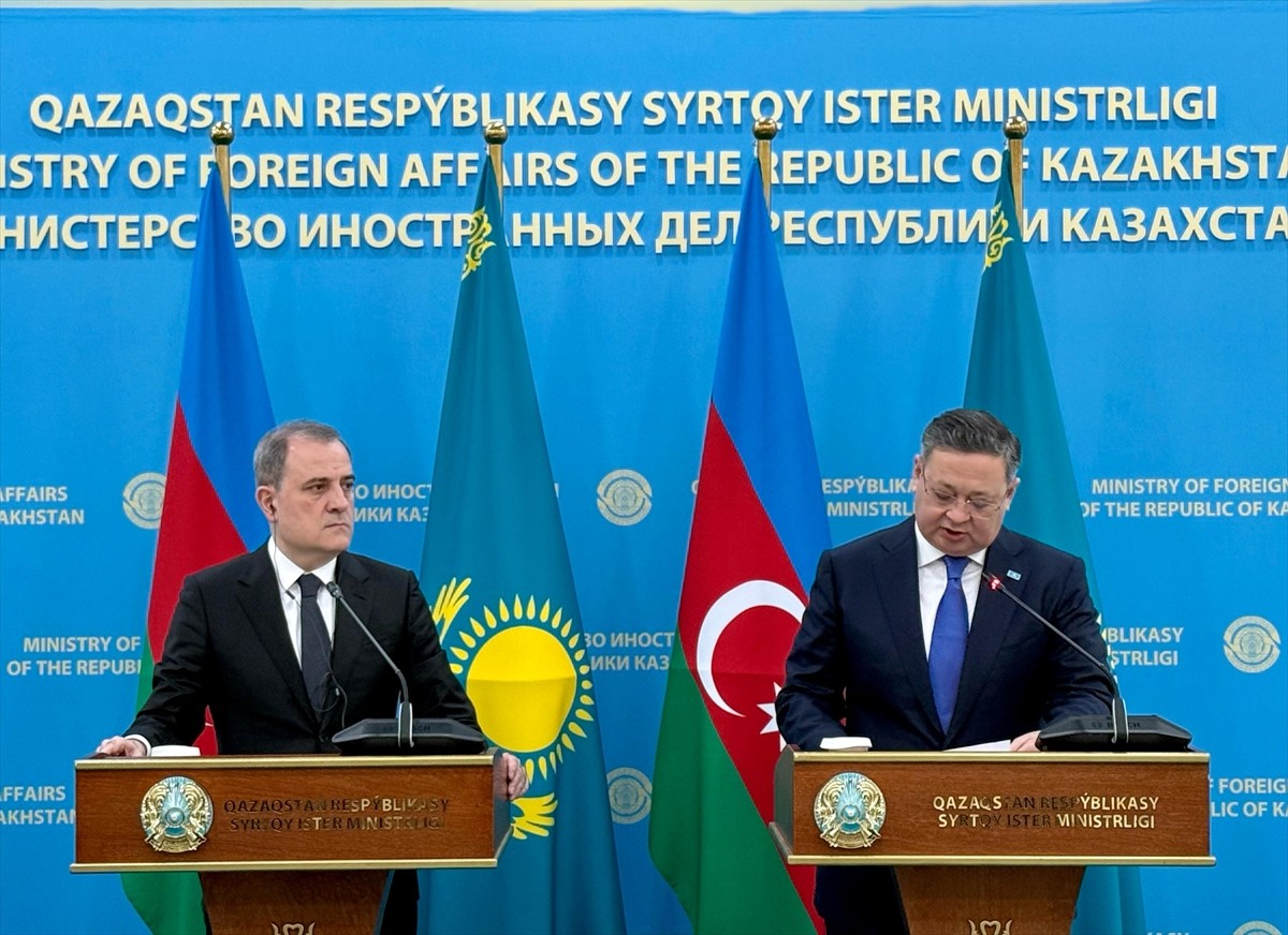 Kazakistan'da resmi temaslarda bulunan Azerbaycan Dışişleri Bakanı Ceyhun Bayramov (solda)...