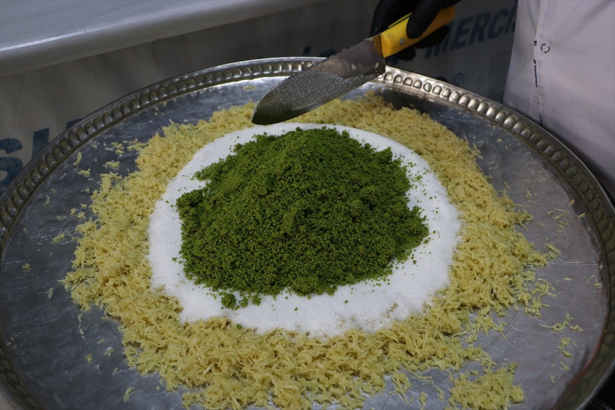 Kilis'in coğrafi işaret tescilli lezzeti "cennet çamuru", ramazanda damakları şenlendiriyor.