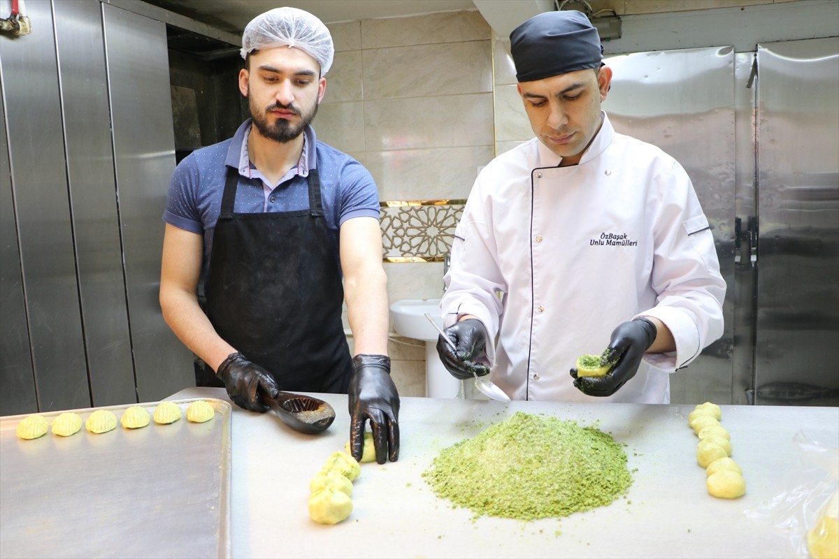 Kilis'te Ramazan Bayramı'nın olmazsa olmazı gerebiç tatlısının yapımına başlandı. Bayramda...