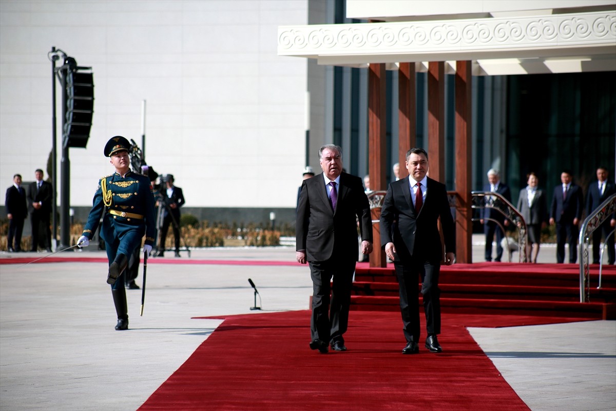Kırgızistan Cumhurbaşkanı Sadır Caparov, ülkeyi ziyaret eden Tacikistan Cumhurbaşkanı İmamali...