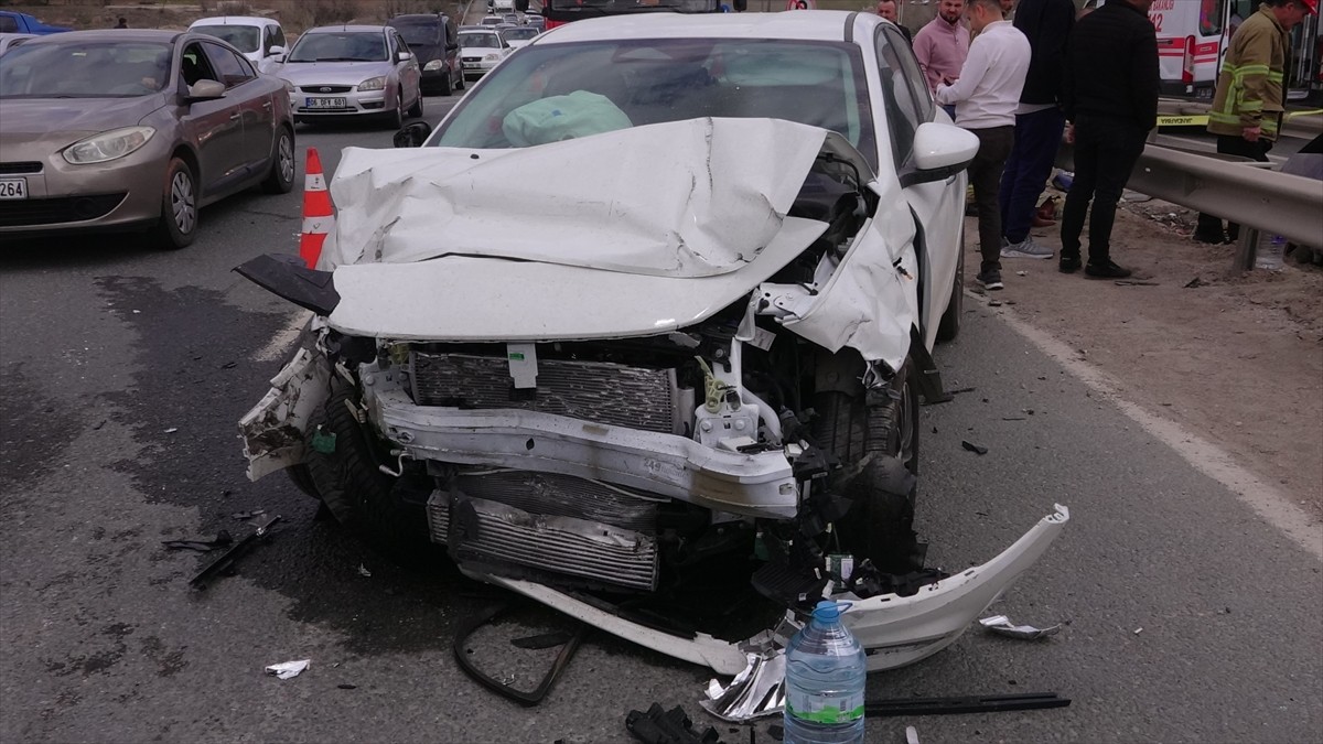 Kırıkkale'de iki otomobilin çarpışması sonucu 1 kişi öldü, 6 kişi yaralandı.