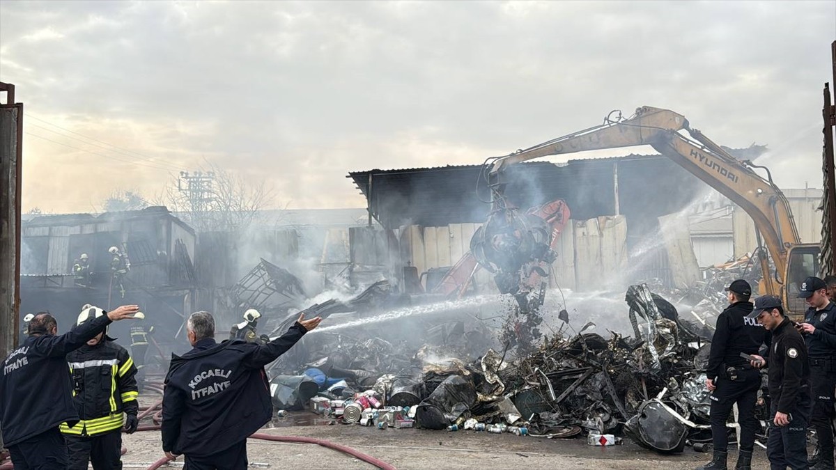 Kocaeli'nin Gebze ilçesinde geri dönüşüm deposunda çıkan yangında mahsur kalan köpek, itfaiye...