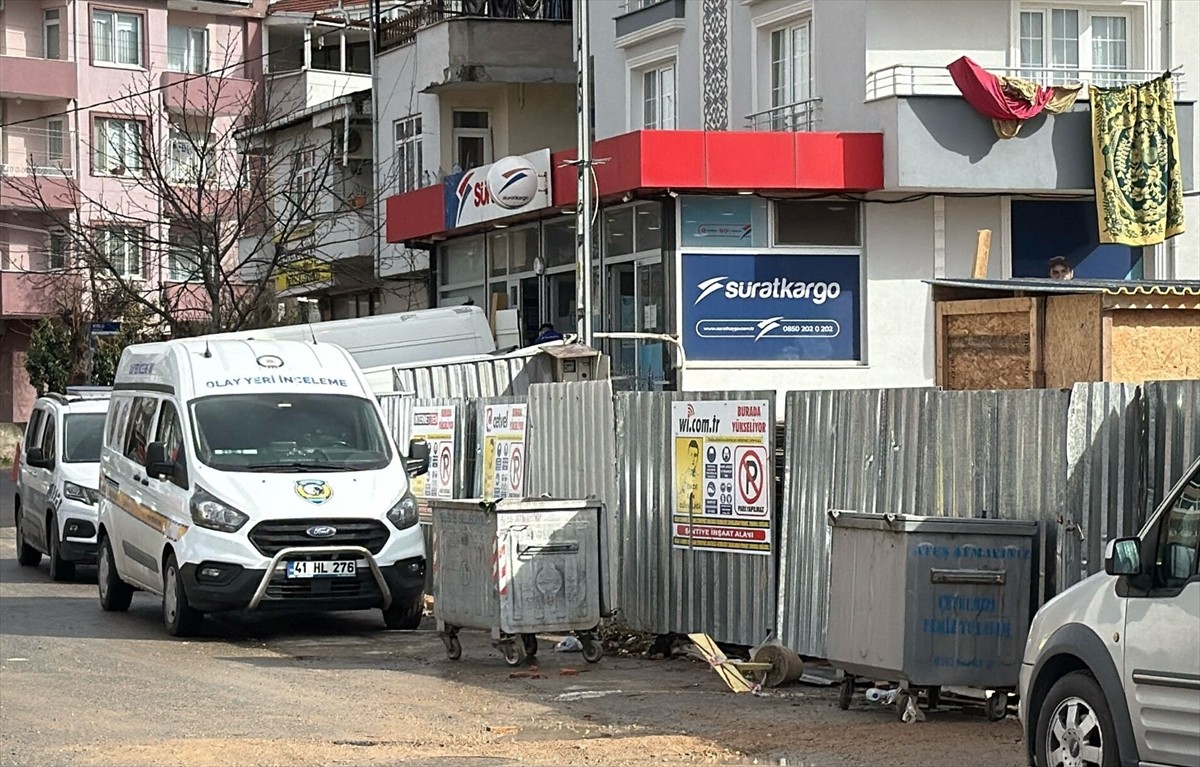 Kocaeli'nin Gebze ilçesinde inşaattan düşen işçi ağır yaralandı. İhbar üzerine olay yerine polis...