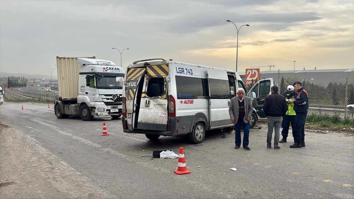 Kocaeli'nin Gebze ilçesinde tırla çarpışan servis minibüsündeki 8 kişi yaralandı. Kaza yerine...