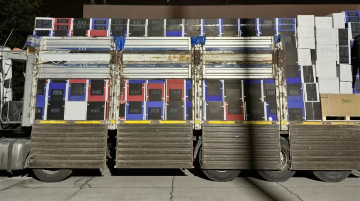 Kocaeli'nin İzmit ilçesinde durdurulan tırda 8 milyon makaron (filtreli sigara kağıdı) ele...