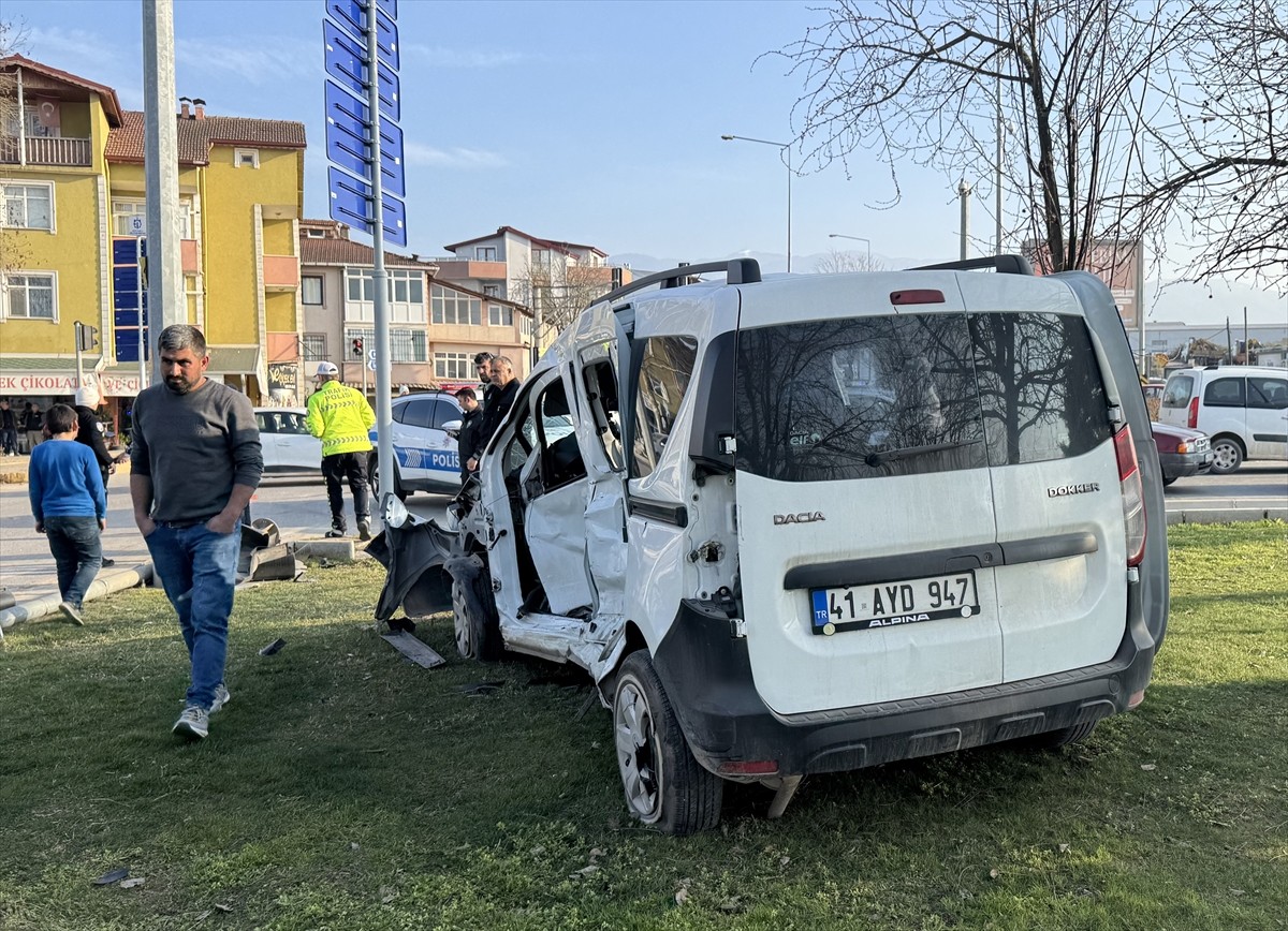 Kocaeli'nin Kartepe ilçesinde hamile kadını hastaneye götüren ambulans ile hafif ticari aracın...
