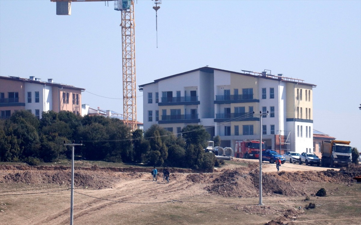 Kocaeli'nin Körfez ilçesindeki bir şantiyede kazı yapıldığı sırada doğal gaz boru hattı hasar...