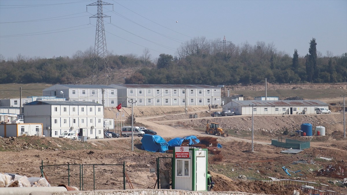 Kocaeli'nin Körfez ilçesindeki bir şantiyede kazı yapıldığı sırada doğal gaz boru hattı hasar...