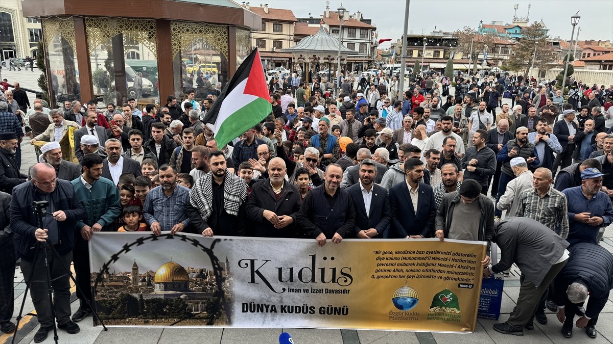 Konya'da İsrail'in Filistin'e yönelik saldırıları protesto edildi. Mevlana Meydanı'nda cuma...