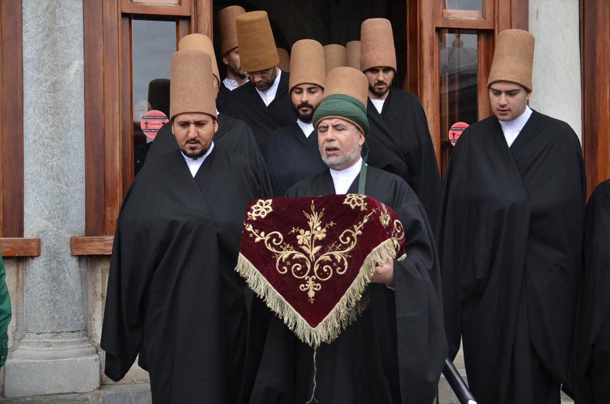 Konya'da Mevlana Müzesi'ne, Kadir Gecesi dolayısıyla Sakal-ı Şerif getirildi.