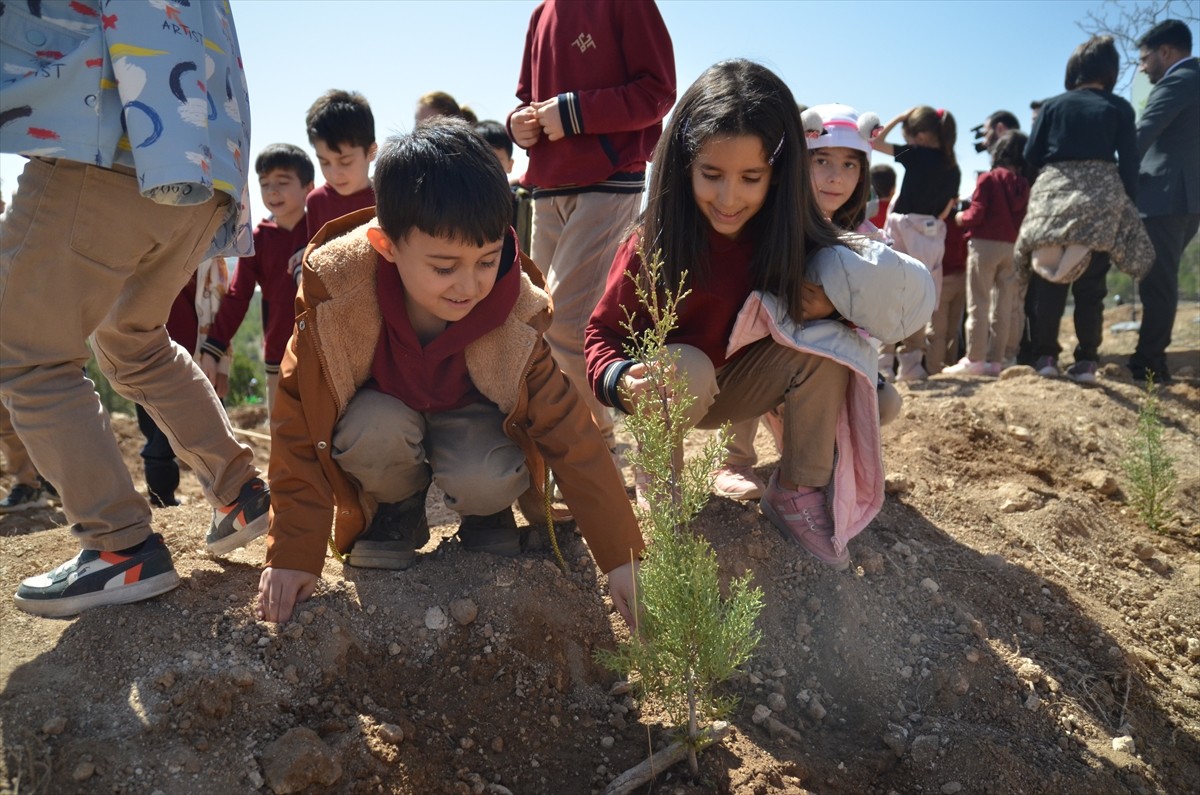 Konya'da Orman Haftası dolayısıyla düzenlenen etkinlikte 10 bin fidan dikildi. Dutlukır...