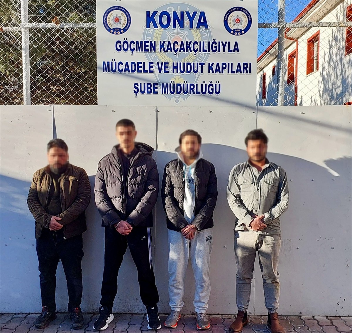 Konya'da polis ekiplerinin kovalamacası sonucu yakalanan 2 göçmen kaçakçısı tutuklandı. Araçtaki 2...