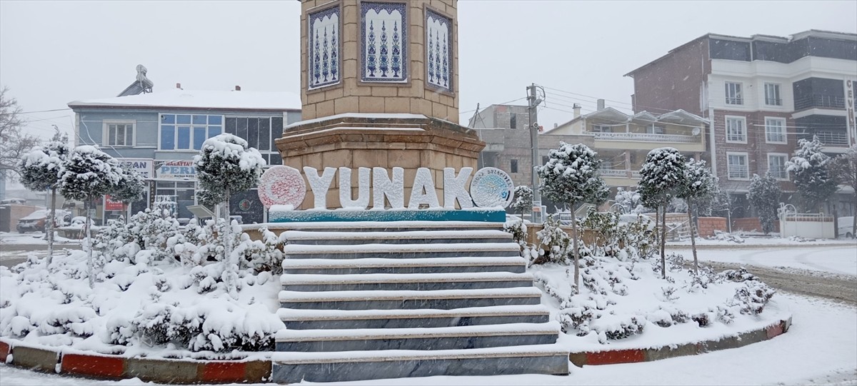 Konya'da sabah saatlerinde başlayan kar yağışı etkisini sürdürüyor.