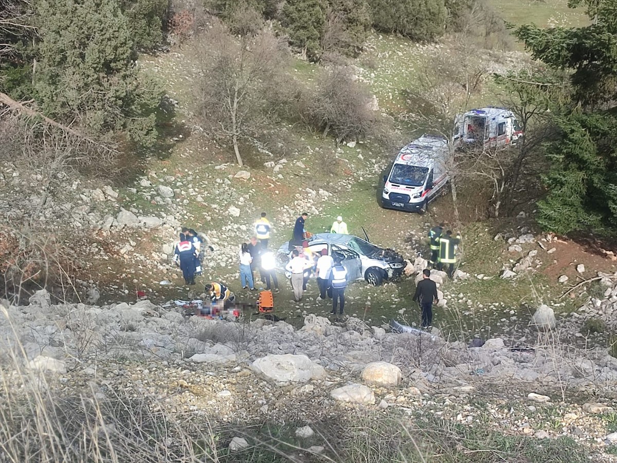 Konya'nın Derebucak ilçesinde, otomobilin uçuruma devrilmesi sonucu 2 kişi hayatını kaybetti, 3...