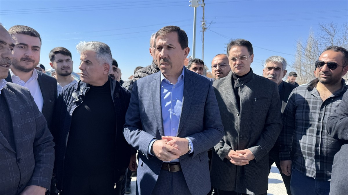 Konya'nın Karatay ilçesinde bir bebeğin köpek saldırısında hayatını kaybettiği mahallede ekipler...