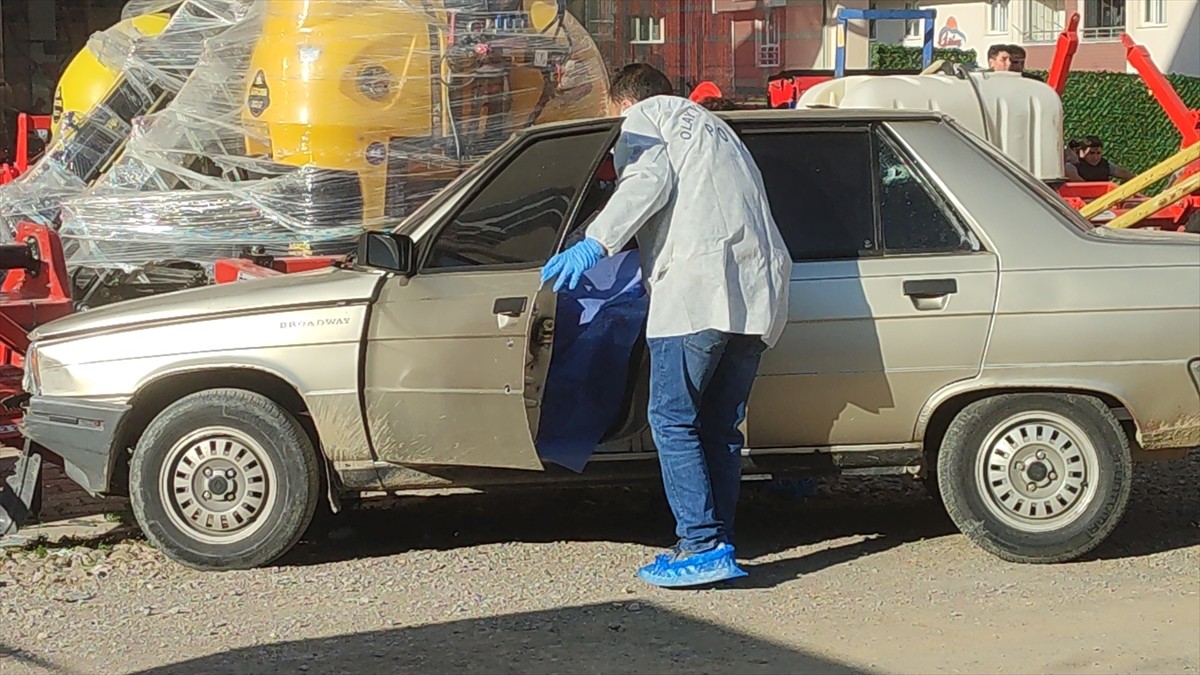Konya'nın Seydişehir ilçesinde hareket halindeki araca düzenlenen silahlı saldırıda 1 kişi...