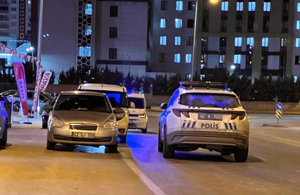 Konya Merkez Selçuklu ilçesinde çıkan silahlı kavgada 2 kişi yaralandı. Ekipler olay yerine...