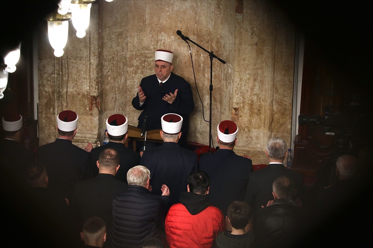 Kosova'da Müslümanlar, Ramazan Bayramı namazını kılmak için camilerde bir araya geldi. Başkent...