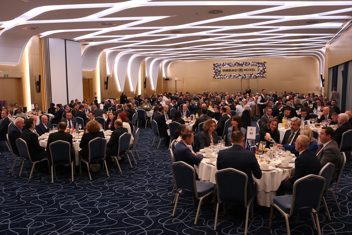 Kosova Cumhurbaşkanı Vjosa Osmani (ortada), Türkiye'nin Priştine Büyükelçiliği ve Kosova Türkiye...