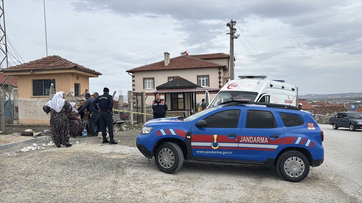 Kütahya'da eşi ile bir kişiyi av tüfeğiyle öldürdüğü öne sürülen şüpheli gözaltına...