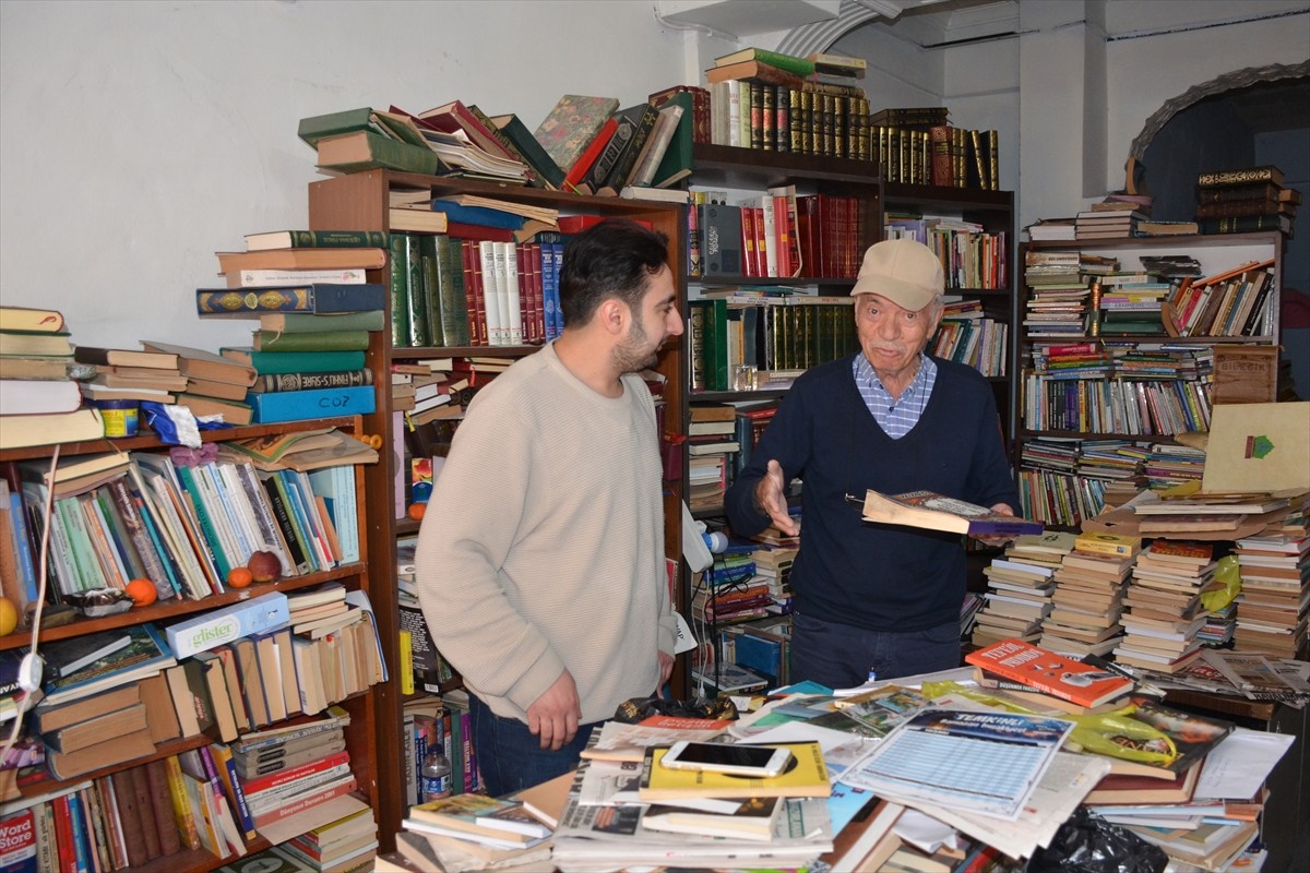 Kütahya'nın Tavşanlı ilçesinde okumak isteyenlere ücretsiz kitap desteği sağlanan kitabevinden 3...