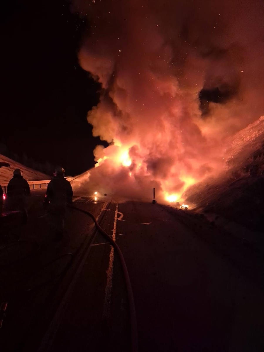 Kütahya-Eskişehir kara yolunda iplik yüklü tırın dorsesinde çıkan yangın ulaşımda aksamaya neden...