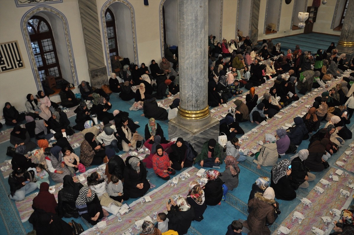 Kütahya İHH İnsani Yardım Derneği öncülüğünde geleneksel hale getirilen "Ümmet İftarı"...