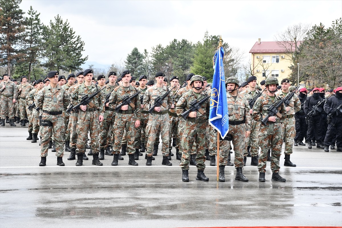 Kuzey Makedonya'nın NATO üyeliğinin 5. yılı dolayısıyla başkent Üsküp'te tören düzenlendi. Tören...