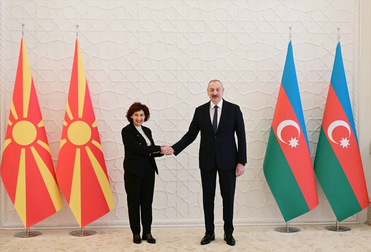 Kuzey Makedonya Cumhurbaşkanı Gordana Siljanovska Davkova (solda), resmi temaslarda bulunmak üzere...