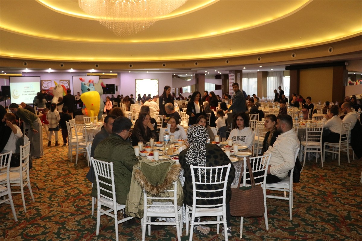 Lösemili Çocuklar Sağlık ve Eğitim Vakfı (LÖSEV) Adana'da kanserle mücadele eden çocuklar ve...