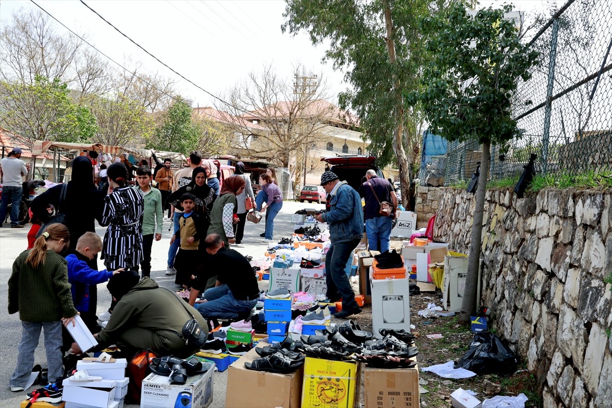 Lübnan'ın güneyinde yaşayanlar, İsrail ordusunun şiddetli saldırıları sonucu yıkılan evlerinin...