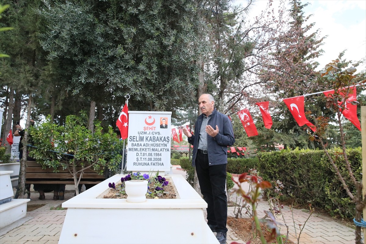 Malatya'da, Ramazan Bayramı dolayısıyla şehitlik ve mezarlık ziyaretleri gerçekleştirildi.