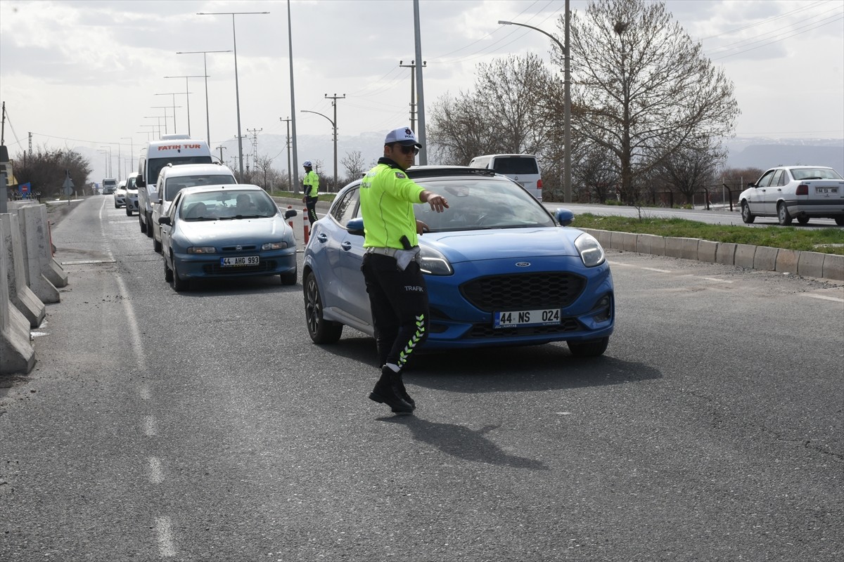 Malatya'da, Ramazan Bayramı tatili süresince trafik kazalarının önlenmesine yönelik olarak trafik...